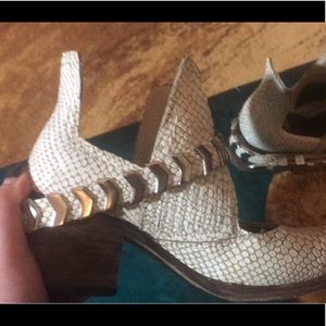 Freebird by Steven blades Size 6 Whitesnake